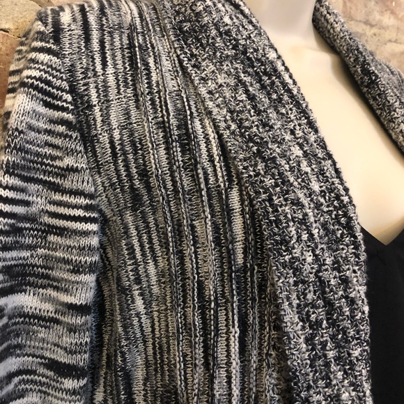 Black and white knitted open face cardigan - Picture 2 of 4